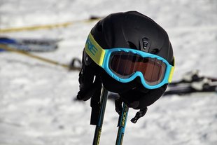 Ein Skihelm schützt vor Sturzverletzungen
